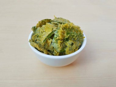 Ispanak cipsi, ıspanak yapraklarından yapılan ve beyaz kasede baharatlı un kullanılarak kızartılmış abur cuburdur. 