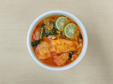 Seblak, Endonezya 'dan gelen ve içinde krakerler, sebzeler ve baharatlar bulunan baharatlı bir yemek türüdür. Üst görünüm 