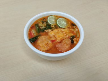 Seblak, Endonezya 'dan gelen ve içinde krakerler, sebzeler ve baharatlar bulunan baharatlı bir yemek türüdür. Yüksek açı görünümü 