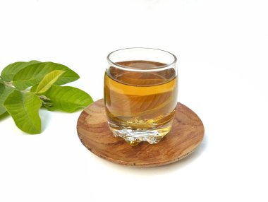 Guava yaprağı cam ve taze guava yapraklarında su kaynattı. Sağlıklı içki yaşam tarzı 