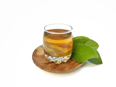 Guava yaprağı cam ve taze guava yapraklarında su kaynattı. Sağlıklı içki yaşam tarzı 