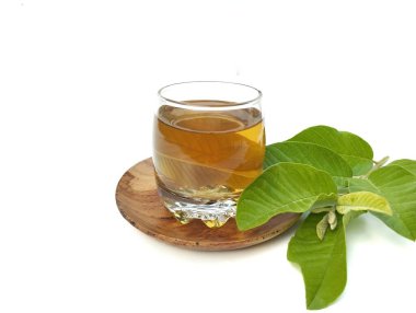Guava yaprağı cam ve taze guava yapraklarında su kaynattı. Sağlıklı içki yaşam tarzı 