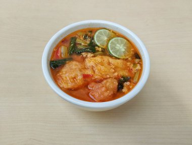 Seblak, Endonezya 'dan gelen, içinde kraker, sebze ve baharat bulunan baharatlı bir yemek türüdür.