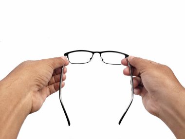 Beyaz arka planda izole edilmiş gözlük tutan Asyalı bir adam. 