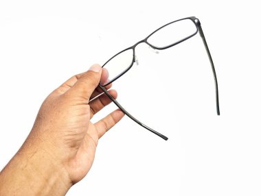 Beyaz arka planda izole edilmiş gözlük tutan Asyalı bir adam. 