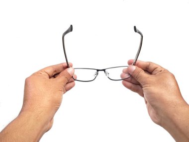 Beyaz arka planda izole edilmiş gözlük tutan Asyalı bir adam. 