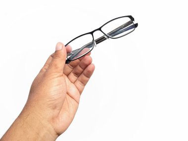 Beyaz arka planda izole edilmiş gözlük tutan Asyalı bir adam. 