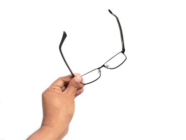 Beyaz arka planda izole edilmiş gözlük tutan Asyalı bir adam. 