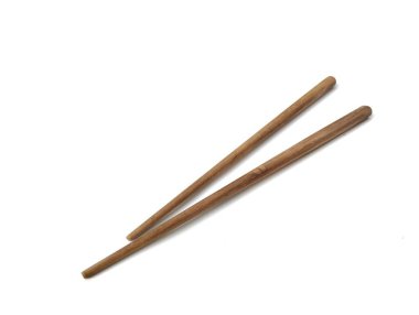 Yüksek açılı beyaz arka planda izole ahşap çubuklar. 