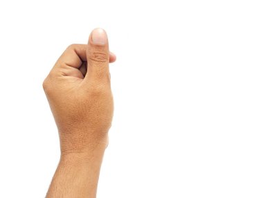 Asyalı erkek el hareketi beyaz arka planda kart gibi bir şey tutuyor.