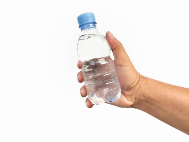 Beyaz arka planda izole edilmiş bir şişe maden suyu tutan bir adam. 