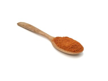 Beyaz arka planda izole edilmiş ahşap kaşıkta acı biber tozu