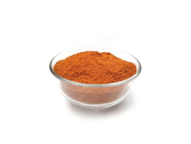 Beyaz arka planda izole edilmiş acı biber tozu. Yüksek açı görünümü 