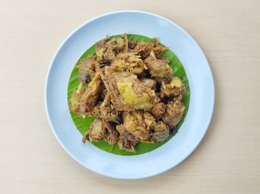 Baharatlı, tatlı ve baharatlı kıymalı ördek eti ve ahşap masa arkası. 