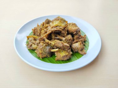 Baharatlı, tatlı ve baharatlı kıymalı ördek eti ve ahşap masa arkası. 