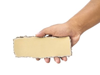 Beyaz arka planda, yırtık bir karton parçası tutan bir adam. 