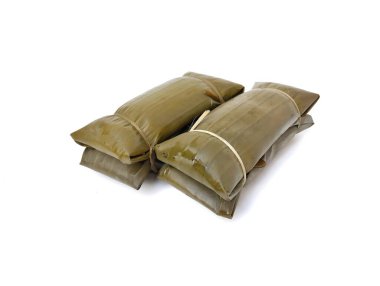 Pesor ya da Endonezya geleneksel yemekleri pirinç ve muz yapraklarına sarılmış, beyaz arka planda izole.