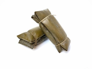 Pesor ya da Endonezya geleneksel yemekleri pirinç ve muz yapraklarına sarılmış, beyaz arka planda izole.