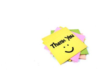 Beyaz arkaplanda izole edilmiş renkli not kağıdına teşekkürler gülümseme emojisi ile, boşluğu kopyala