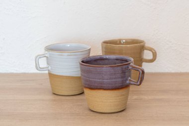 Ahşap yüzeyde el yapımı seramik kahve ya da çay kupaları. Yüksek kalite fotoğraf