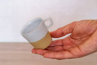 Ahşap yüzeyde el yapımı seramik kahve ya da çay kupaları. Yüksek kalite fotoğraf