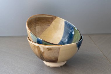 Gri bir masada iki kase. Yüksek kalite fotoğraf