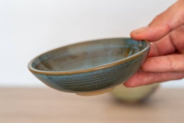 İnsan eliyle tutulan el yapımı seramik koç derisi. Yüksek kalite fotoğraf