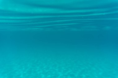 Yüzeyin altından deniz ve kum manzarası. Yüksek kalite fotoğraf