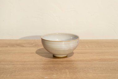 Ahşap bir masada el yapımı seramik. Beyaz duvar arka planı. ürün fotoğrafçılığı.