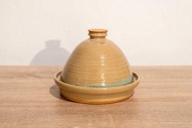 Ahşap bir masada el yapımı seramik. Beyaz duvar arka planı. ürün fotoğrafçılığı.