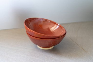 Gri bir masada iki kase. Yüksek kalite fotoğraf