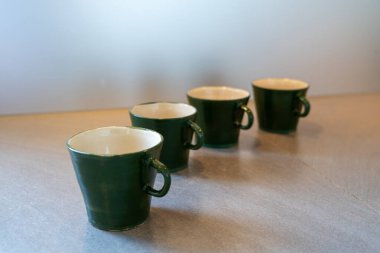 Ahşap yüzeyde el yapımı seramik kahve ya da çay kupaları. Yüksek kalite fotoğraf