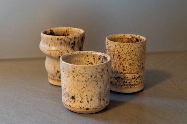 Ahşap yüzeyde el yapımı seramik kahve ya da çay kupaları. Yüksek kalite fotoğraf