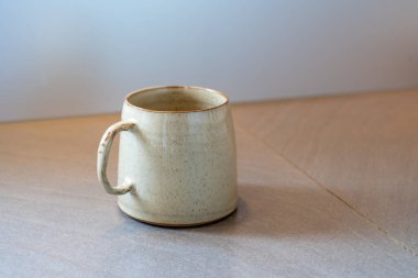 Ahşap yüzeyde el yapımı seramik kahve ya da çay kupaları. Yüksek kalite fotoğraf