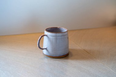 Ahşap yüzeyde el yapımı seramik kahve ya da çay kupaları. Yüksek kalite fotoğraf