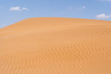 Mavi gökyüzü olan kum tepeleri ve Fas 'ta bir bulut. Yüksek kalite fotoğraf