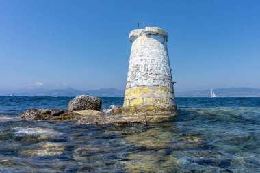 Sığ bir denizde harabe halindeki eski deniz feneri. Yüksek kalite fotoğraf