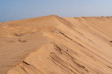 Mavi gökyüzünde kum tepeciği. Yüksek kalite fotoğraf