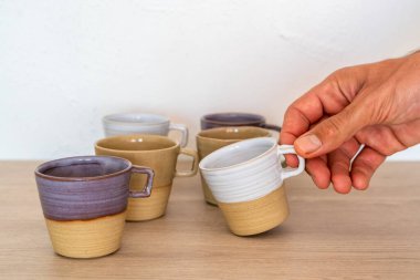 Ahşap yüzeyde el yapımı seramik kahve ya da çay kupaları. Yüksek kalite fotoğraf