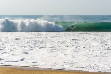 Bir adam dalgalarda sörf yapar, okyanusta, fıçıda, sporda. Yüksek kalite fotoğraf