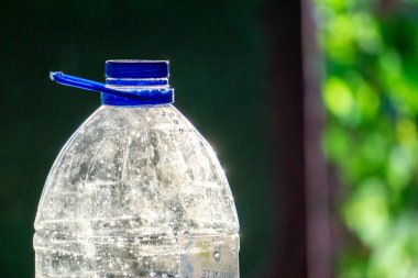 İçinden güneş geçen plastik bir şişe. Yüksek kalite fotoğraf