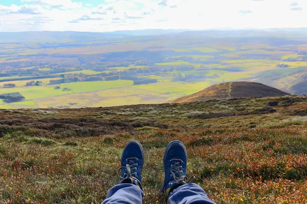 Adam parkta yürüyüş yaparken botlarının içinde dinleniyor. Yüksek kalite fotoğraf