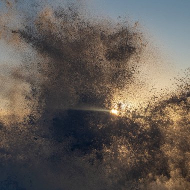 Gün batımında dalgalar kayalıklara çarpıyor. Yüksek kalite fotoğraf