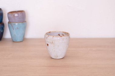 Ahşap masada el yapımı renkli bir fincan. Yüksek kalite fotoğraf