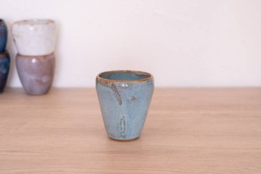 Ahşap masada el yapımı renkli bir fincan. Yüksek kalite fotoğraf