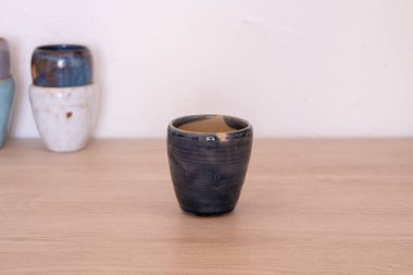 Ahşap masada el yapımı renkli bir fincan. Yüksek kalite fotoğraf