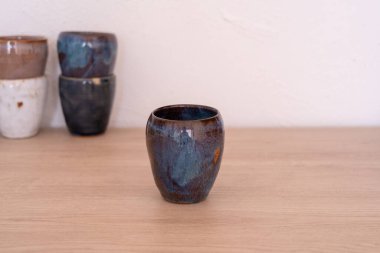 Ahşap masada el yapımı renkli bir fincan. Yüksek kalite fotoğraf