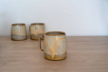 Ahşap tezgahta el yapımı seramik kupalar. Yüksek kalite fotoğraf