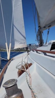 Yelkenliyi açık denizde güneşe doğru sürün. Yüksek kaliteli FullHD görüntüler