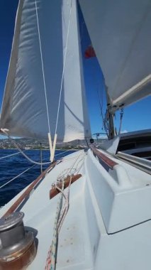 Yelkenliyi açık denizde güneşe doğru sürün. Yüksek kaliteli FullHD görüntüler